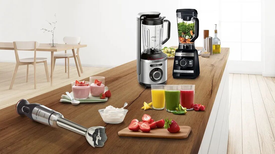 Mazā sadzīves tehnika - divi Bosch stacionārie blenderi un viens Bosch rokas blenderis virtuvē