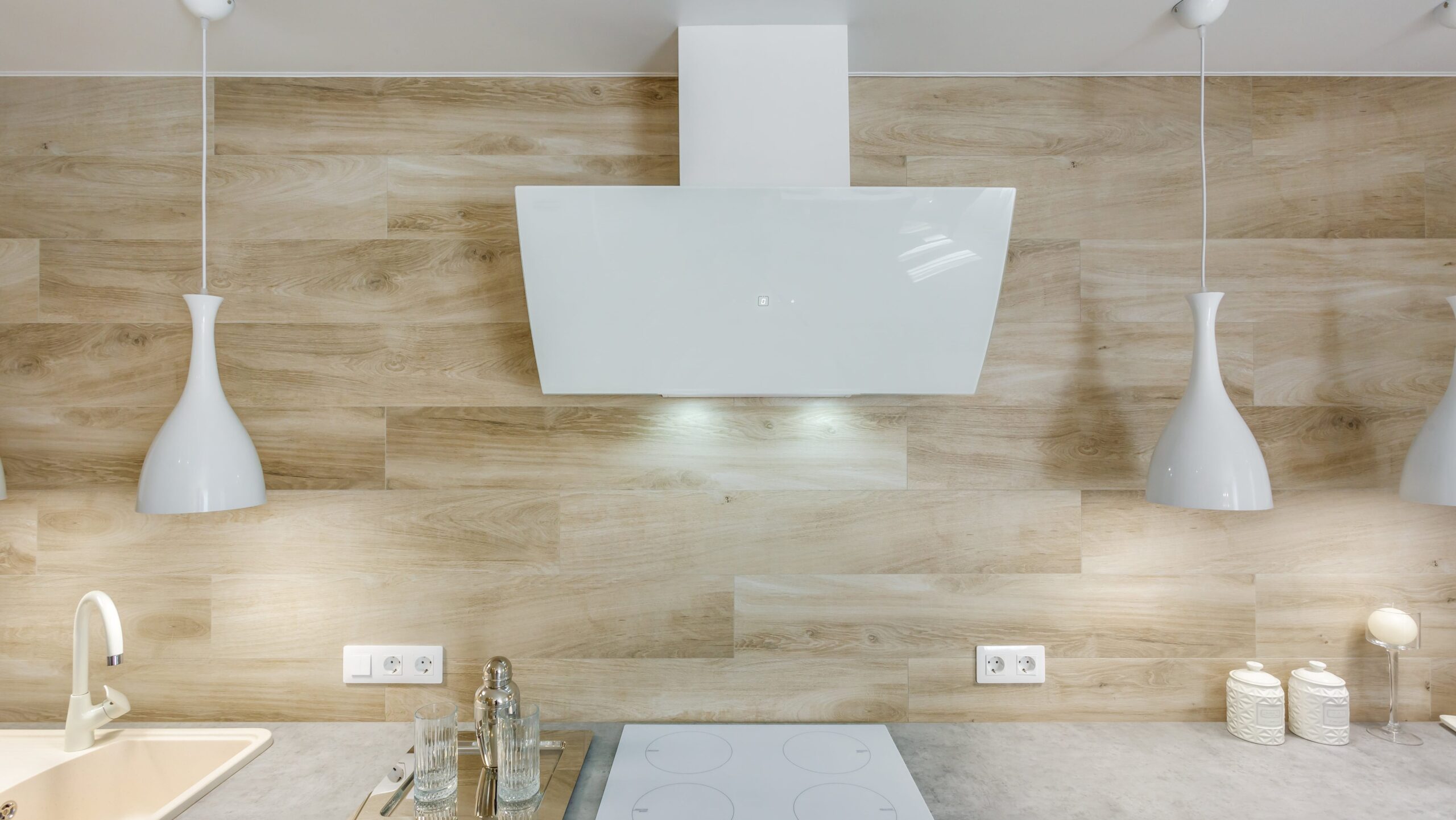 Balts tvaika nosūcējs ar gaismas avotu