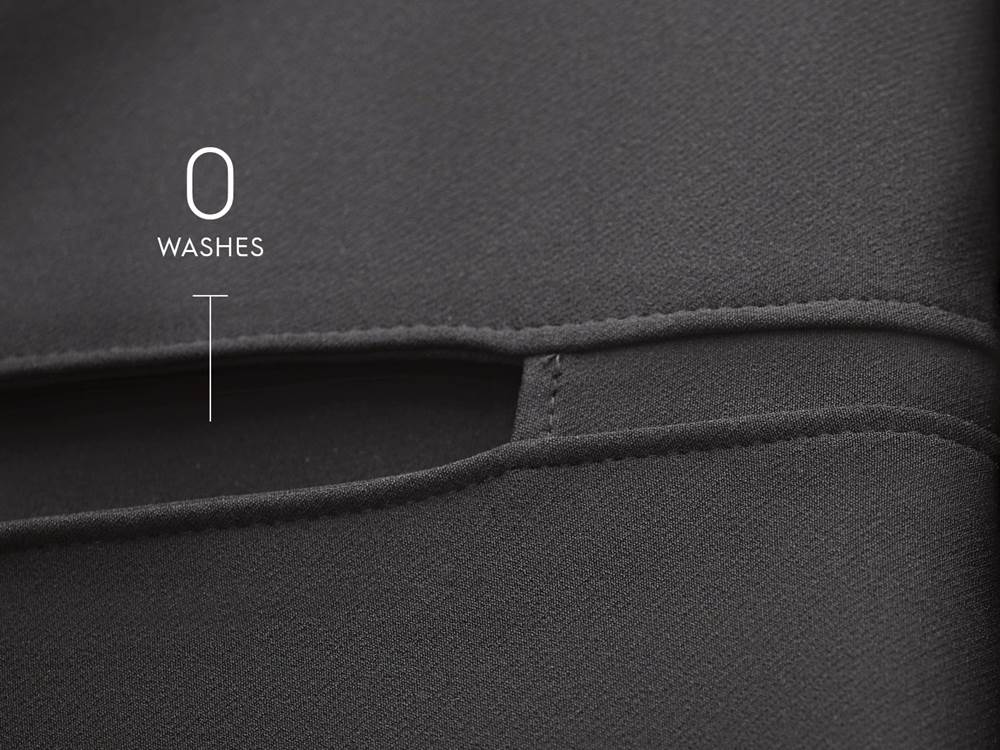 Izteikti melns apģērbs pēc 0 mazgāšanas reižu ar Electrolux veļas mazgājamās mašīnas ColourCare sistēmu