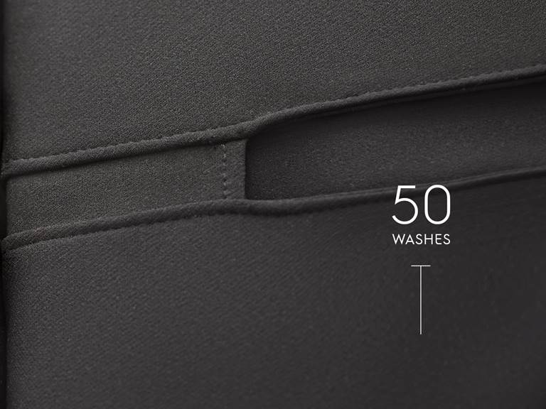 Vēl joprojām izteikti melns apģērbs pēc 50 mazgāšanas reižu ar Electrolux veļas mazgājamās mašīnas ColourCare sistēmu